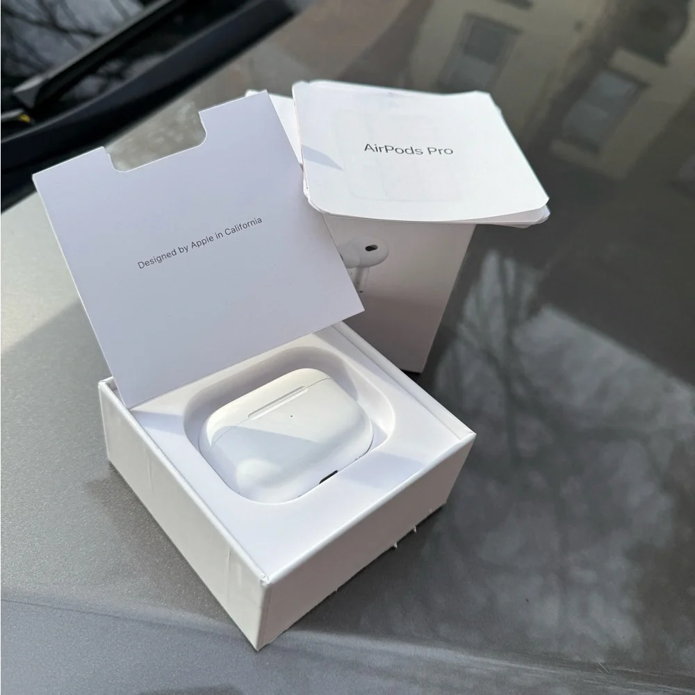 Apple White Wireless Earbuds with Charging Case